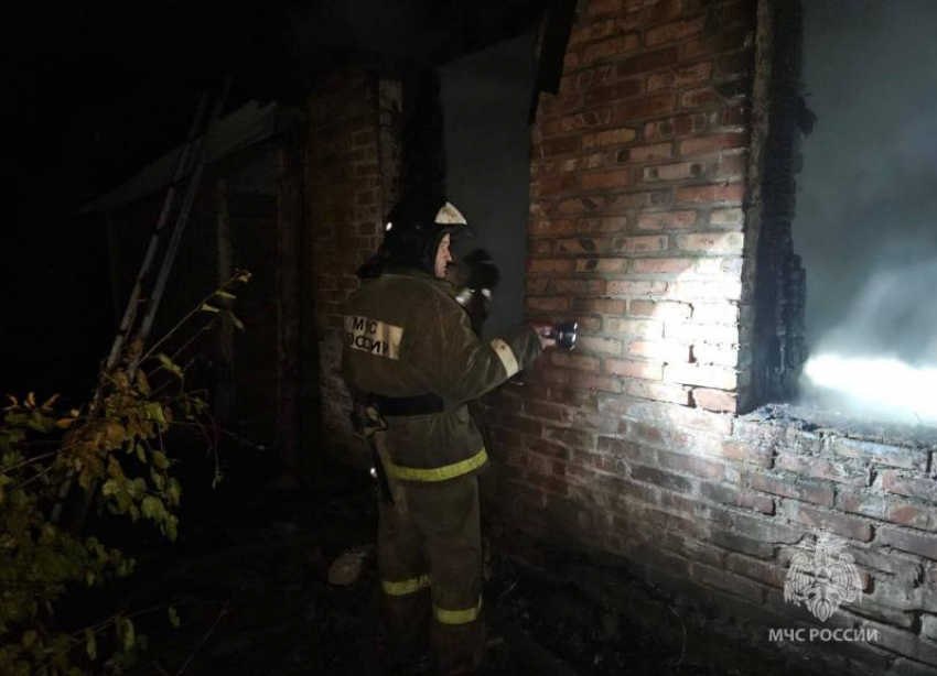 В хуторе возле Семикаракорска после встречи дня рождения погибли на пожаре 6 рабочих