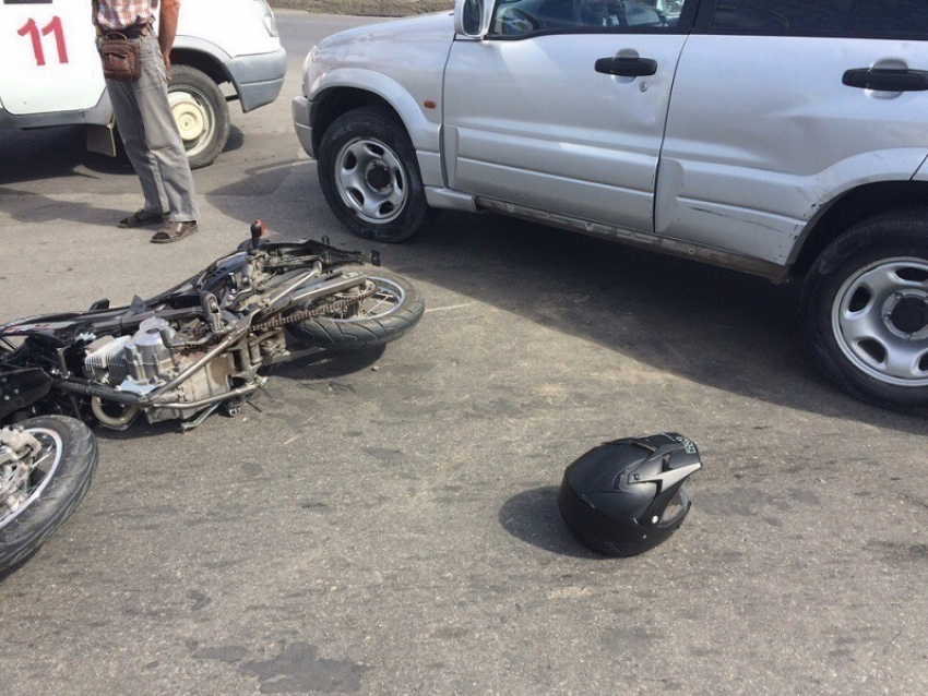 В Волгодонске внедорожник «Судзуки» сбил мотоциклиста на Морской