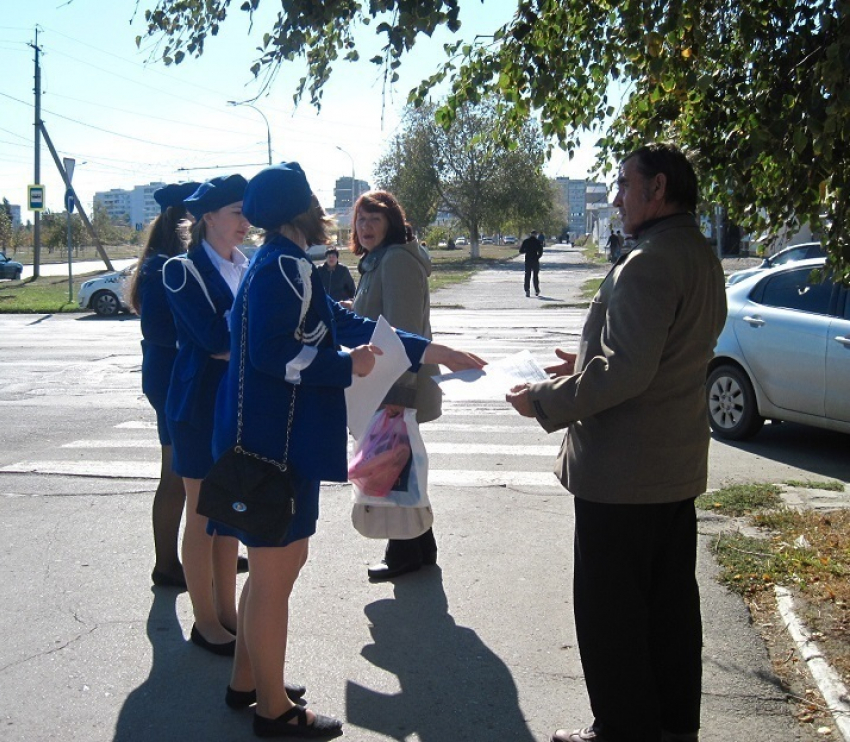  На улицах Волгодонска возле пешеходных переходов появились девушки в синем