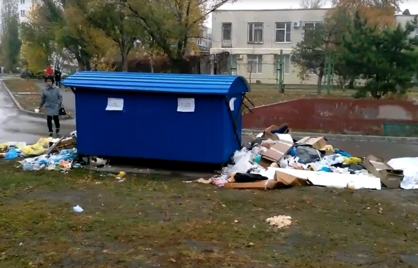 Волгодонцы устроили мусорную свалку на одной из центральных улиц города