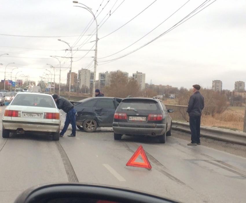 В Волгодонске на путепроводе произошло тройное ДТП с участием ВАЗа и двух иномарок - на мосту образовалась пробка