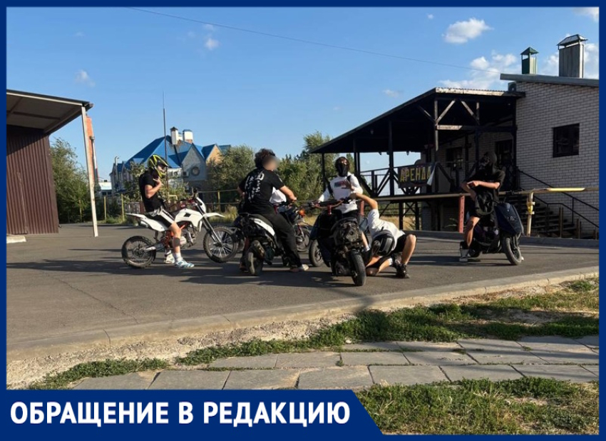«Хочется обратиться к «тупорылым» родителям!»: волгодончанку шокировало поведение группы школьников на скутерах