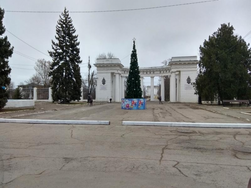 В Цимлянске перекрыли блоками площадь у Приморского парка
