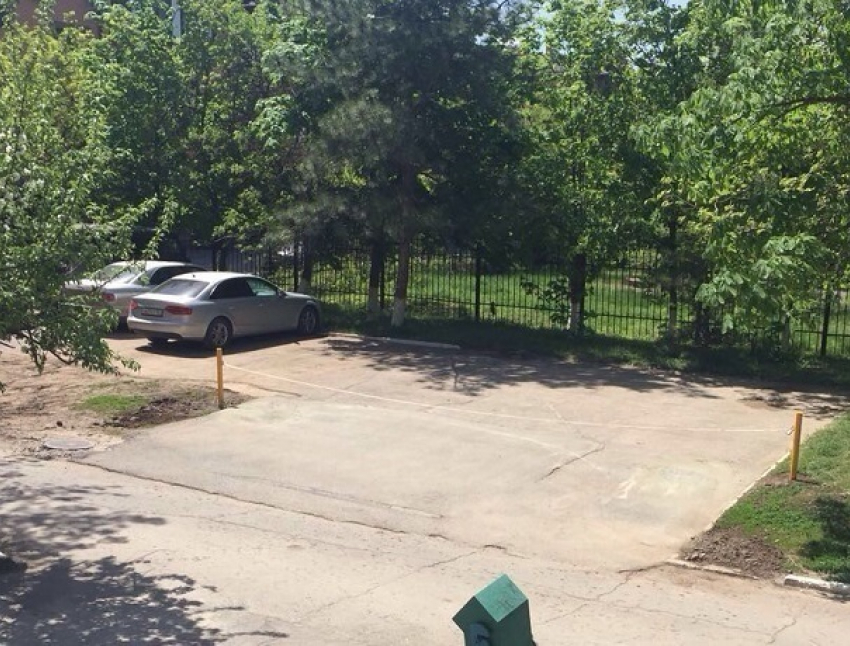 Наглые автовладельцы закрыли парковку возле жилого дома в Волгодонске, - читатель