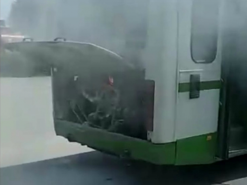 В Волгодонске на ходу загорелся автобус 