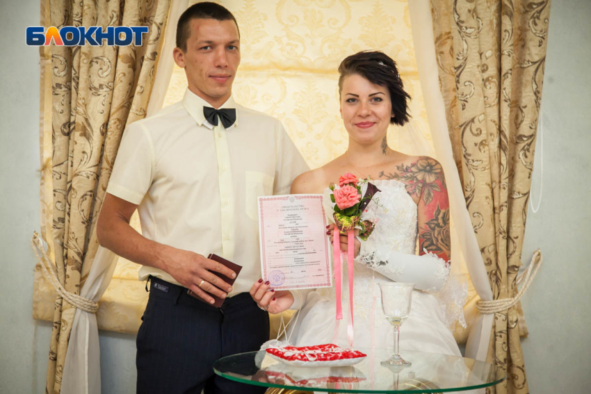 Пышные свадьбы и скромные регистрации состоялись в загсе в канун Дня рождения Волгодонска 