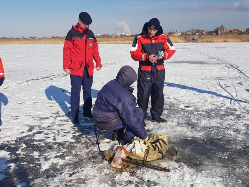 О безопасном поведении на льду спасатели лично напомнили любителям зимней рыбалки