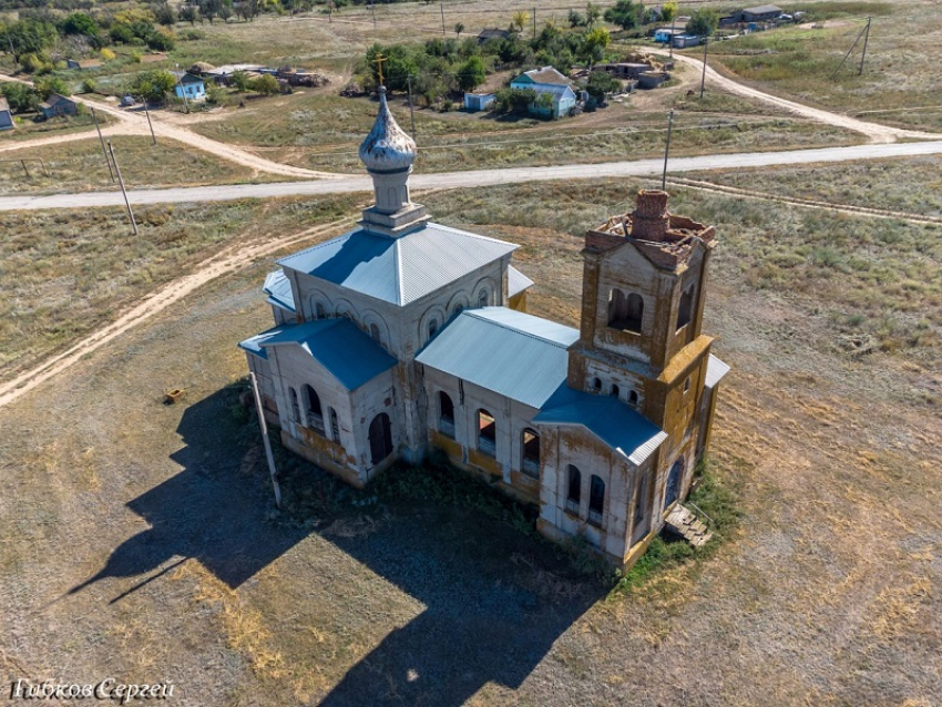 Волгодонец снял на видео в Цимлянском районе одну из первых в России железобетонных церквей