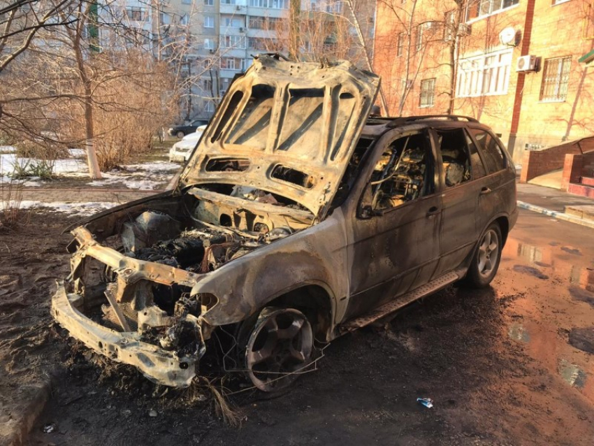 В Волгодонске на БВП дотла сгорел автомобиль «БМВ»
