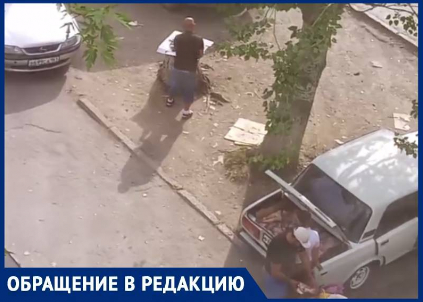 Люди с иностранным акцентом рубят мясо топором в центре Волгодонска 