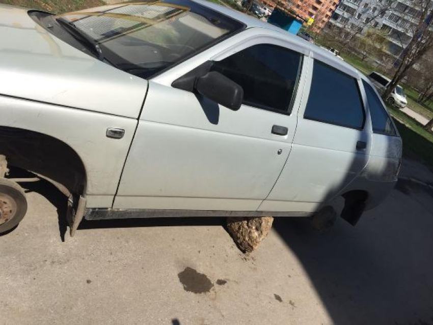 "Чёрные» автомеханники под покровом ночи сняли все колёса с «десятки» в Волгодонске