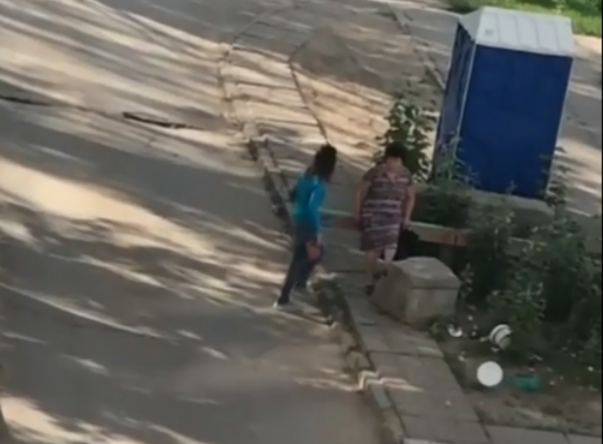 Разгневанная девушка напала на бабушку, продающую яблоки на проспекте Строителей