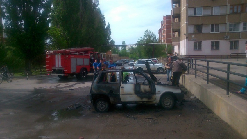 В центре Волгодонска загорелась и взорвалась «Ока»