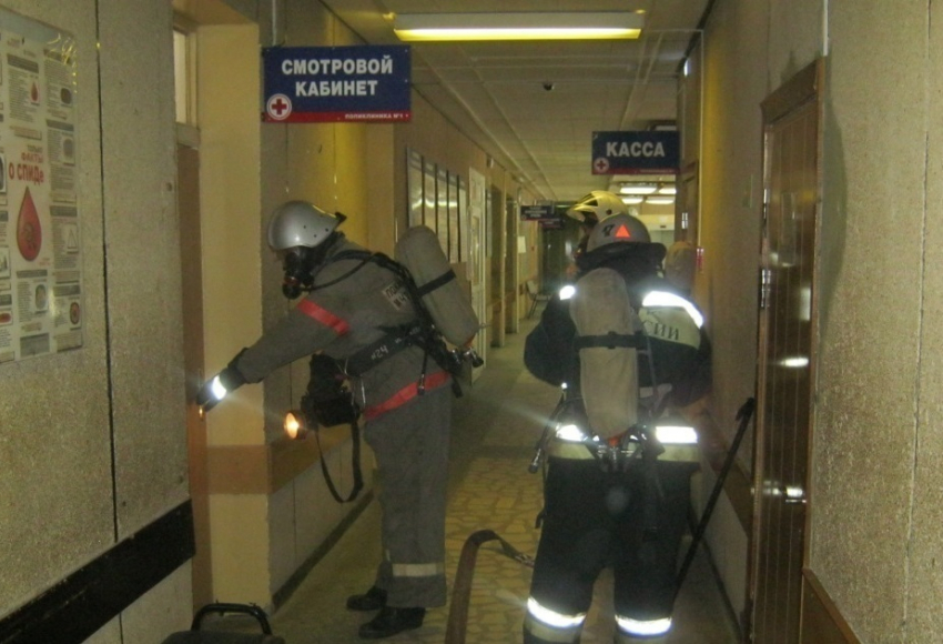 Волгодонские пожарные эвакуировали 172 посетителя поликлиники №1