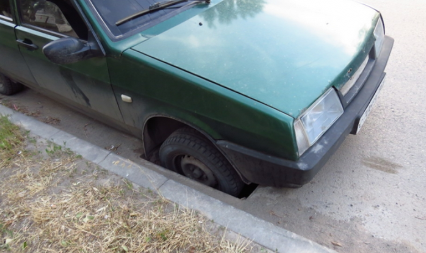 В Волгодонске автомобиль провалился колесом в колодец ливневой канализации