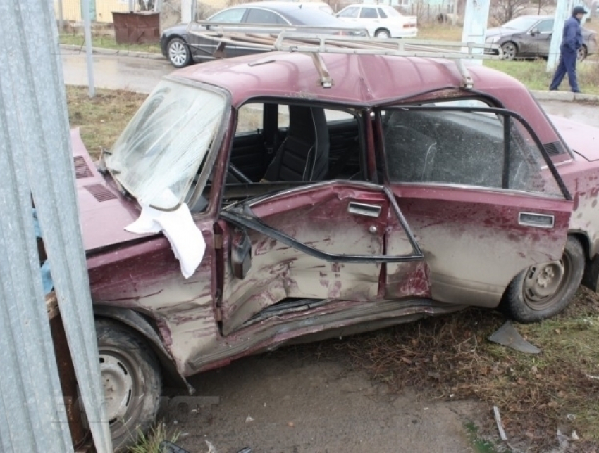 Водитель ВАЗа, влетевшего в забор после столкновения с иномаркой, скончался в реанимации