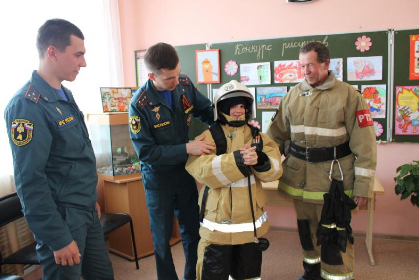 Погрузиться в мир пожарных смогли дети из социально-реабилитационного центра Цимлянского района 
