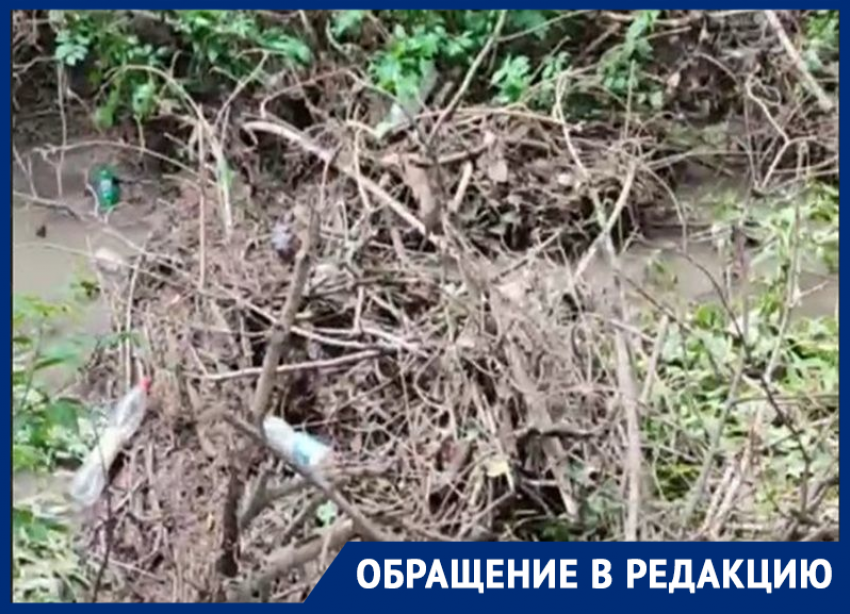 «Дети не могут добраться до школы»: волгодончанка пожаловалась на состояние ливнестока рядом с администрацией