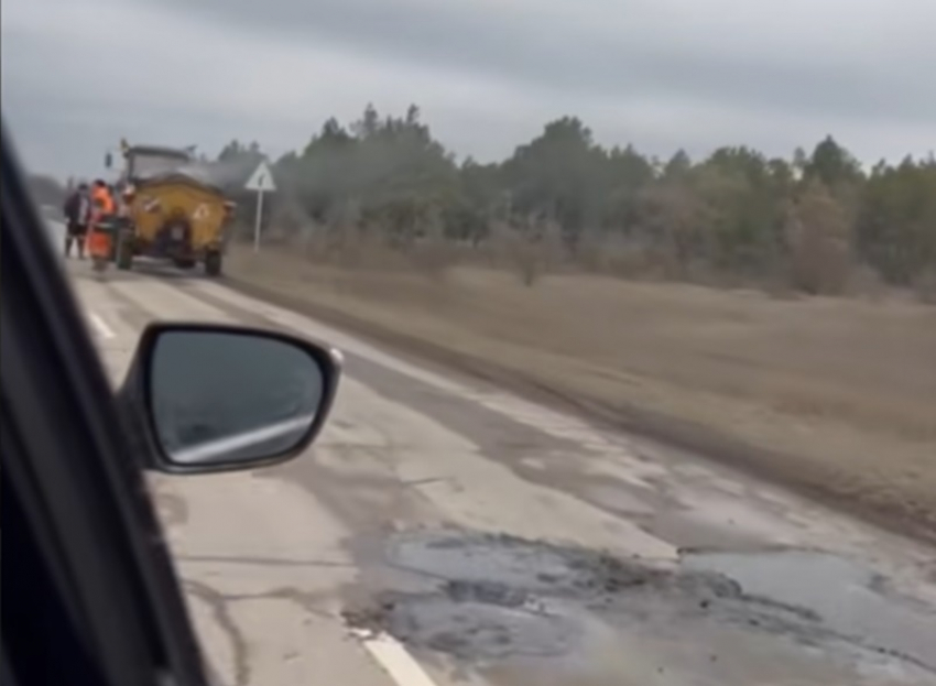 Большую яму на дороге принялись заделывать в Цимлянском районе после публикации в «Блокноте»