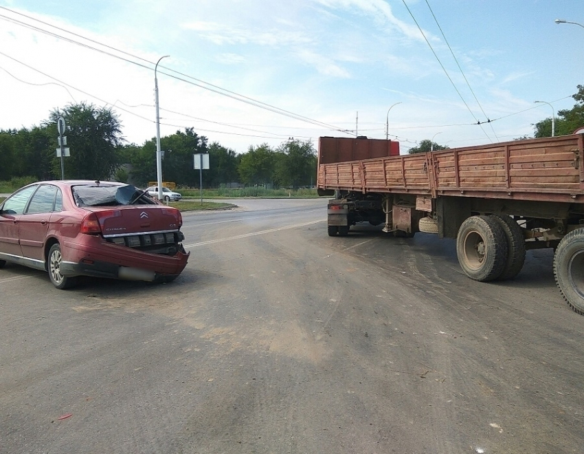 В Волгодонске на Жуковском шоссе КамАЗ смял «Ситроен»