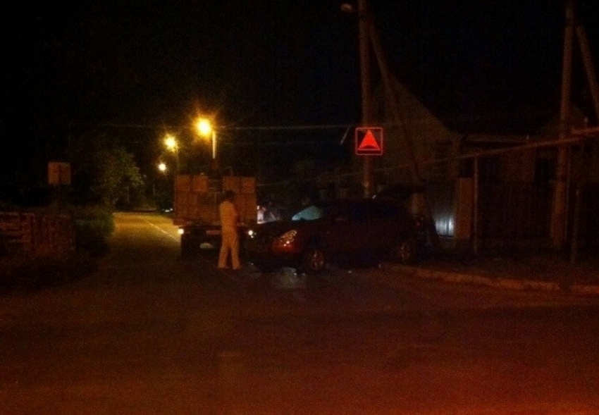 В Волгодонске ночью в Старо-Соленом «Nissan Qashqai» протаранил «Mitsubishi Lancer»