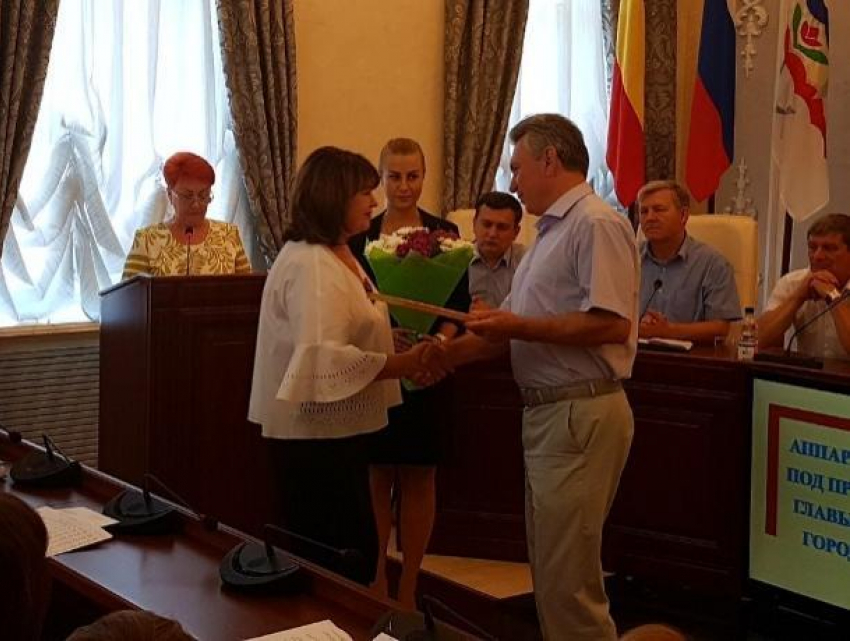 Руководителей образовательных учреждений Волгодонска наградили благодарственными письмами
