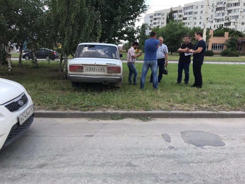 ВАЗ залетел на разделительный газон после ДТП в Волгодонске 