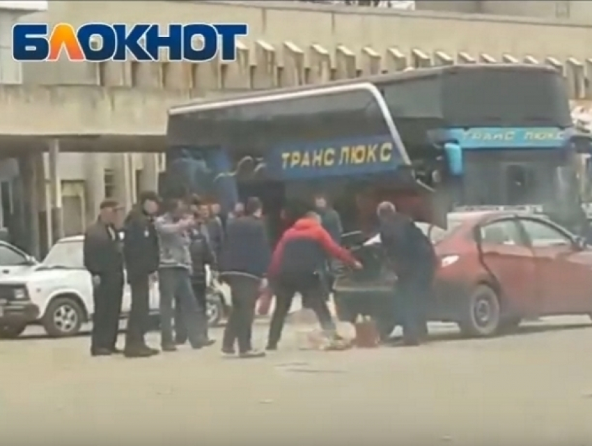 На вокзале Волгодонска в автомобиле прогремел взрыв