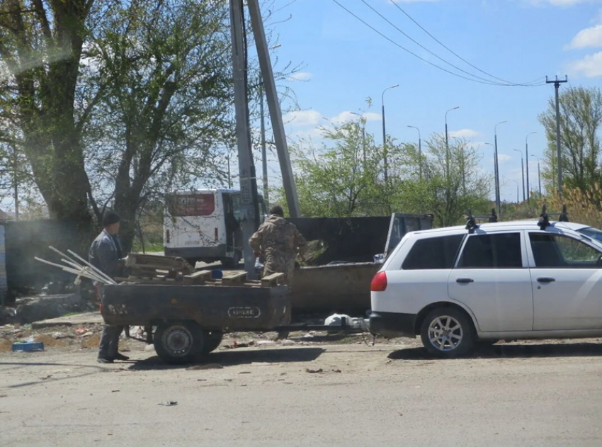 «Мужики, как вам не стыдно?»: на Лазоревом поймали возчиков строительного мусора