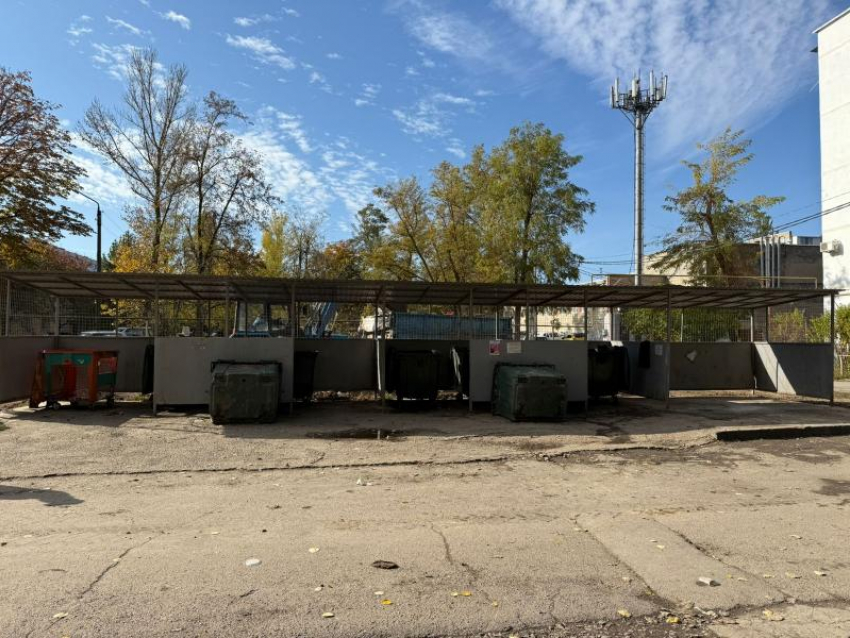 Площадка как новая: городские коммунальщики ликвидировали мусорную свалку во дворе