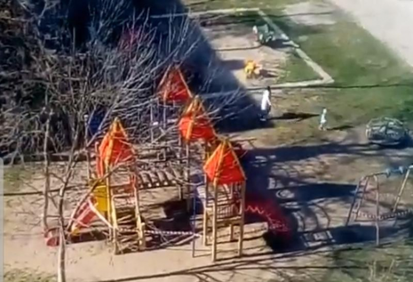 В Волгодонске «Яжмать» срезала сигнальную ленту на детской площадке, установленную из-за опасности коронавируса