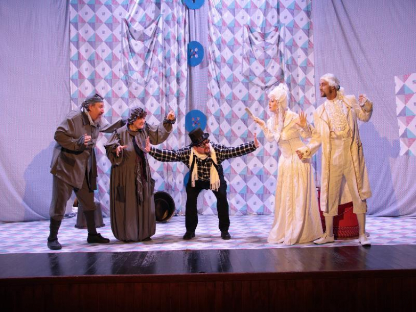 Волгодонский драмтеатр показал для гостей и жителей села Вареновка спектакль «Все мыши любят сыр» 