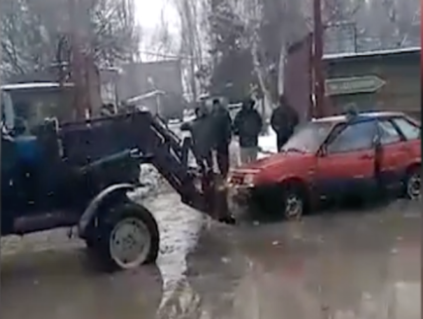 Машина и женщина провалились в затопленную низину на улице Волгодонской 