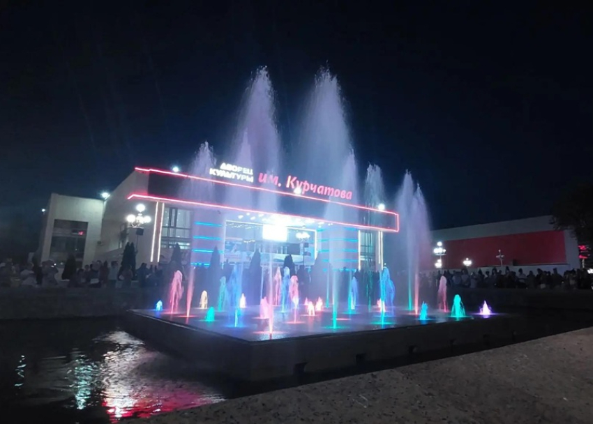 Светомузыкальный фонтан на площади ДК имени Курчатова в День города заработал и засветился после капремонта