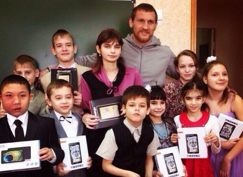 Волгодонский боксер Дмитрий Кудряшов стал Дедом Морозом для 11 воспитанников школы-интерната