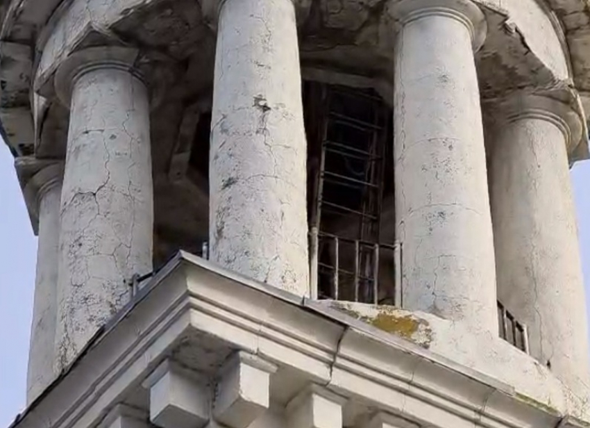 Страшный снаружи, но крепкий внутри: маяк-памятник в Волгодонске у судоходного канала может испугать туриста