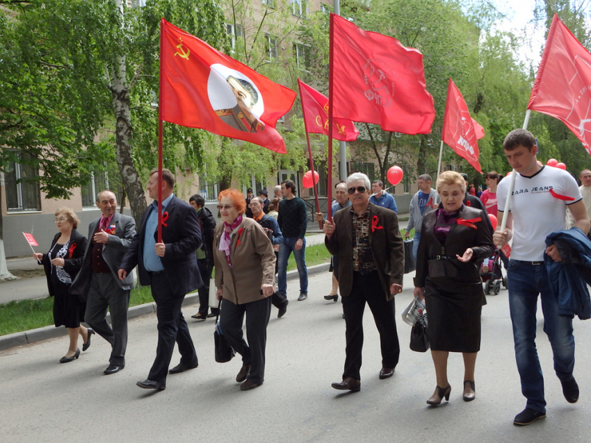 В Волгодонске на улице Ленина прошла первомайская демонстрация