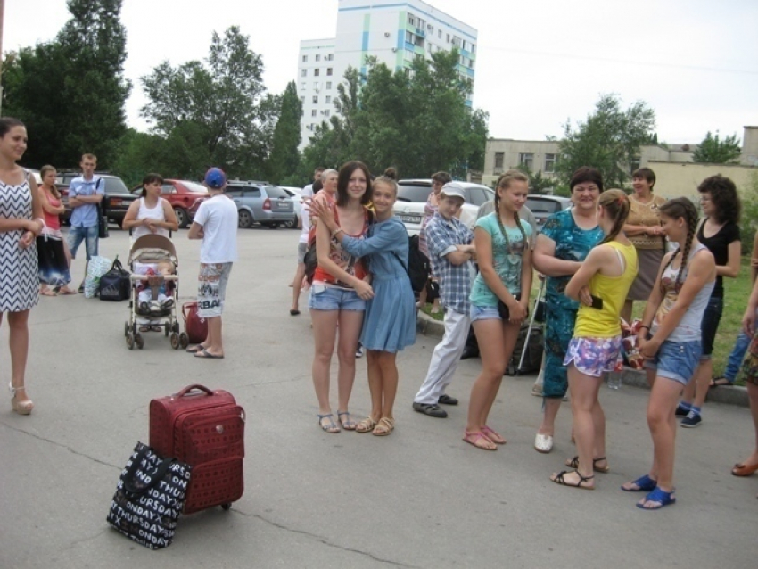 Одаренные, но малообеспеченные дети из Волгодонска отправились отдыхать в Неклиновский район