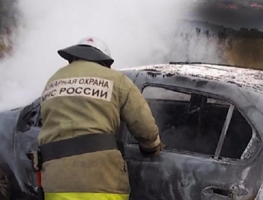 В Волгодонске минувшей ночью на одной из центральных улиц загорелся «Рено Логан»