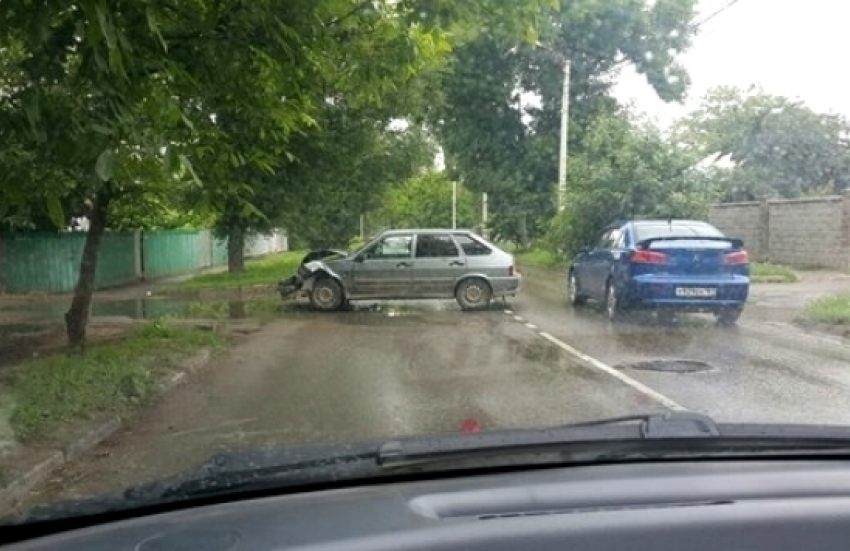 В Волгодонске на улице Горького столкнулись ВАЗ и БМВ – очевидец