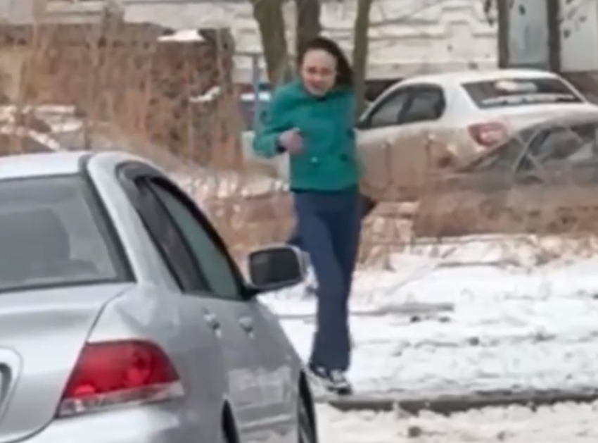 «Женщина что-то рыла под кустами и подходила к детям на детской площадке»: родителей предупредили о странной прохожей в районе В-7