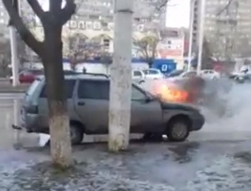 «Да-да, она горит нормально»: волгодонцы сняли на видео горящий автомобиль возле остановки 