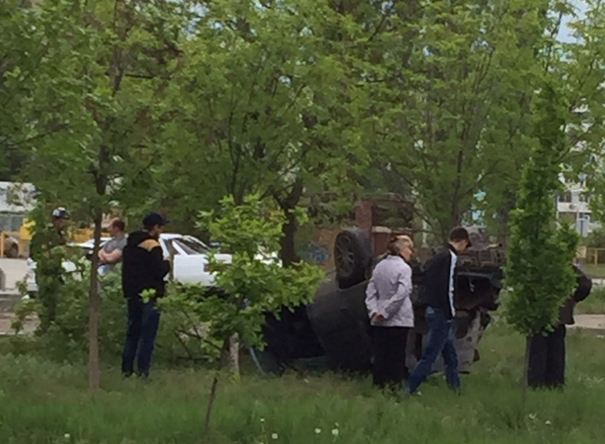 В Волгодонске иномарка слетев с дороги, снесла дорожные знаки, дерево и перевернулась