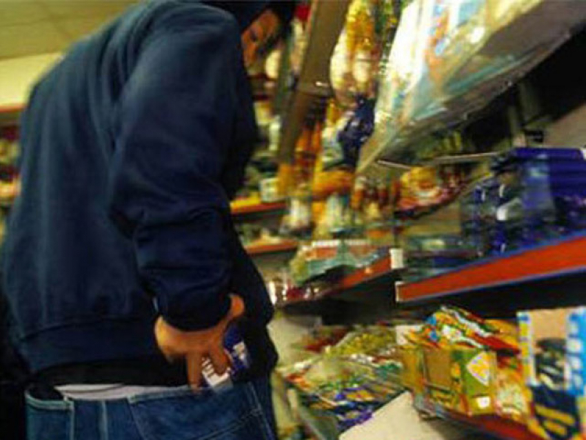  В Зимовниках 19-летний рецидивист ограбил крупный супермаркет