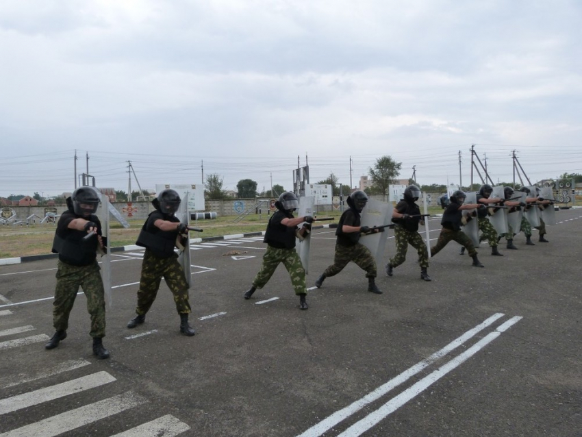 Бойцы ОМОНа прошли учебную тренировку