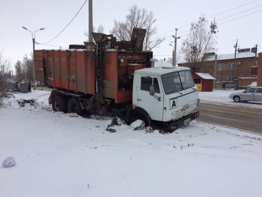 Еще один мусоровоз провалился под землю в Волгодонске