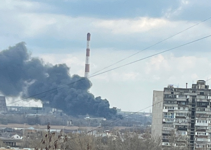 «Был слышен звук взрыва, горит металлоприемка»: очевидцы о пожаре в промзоне Волгодонска