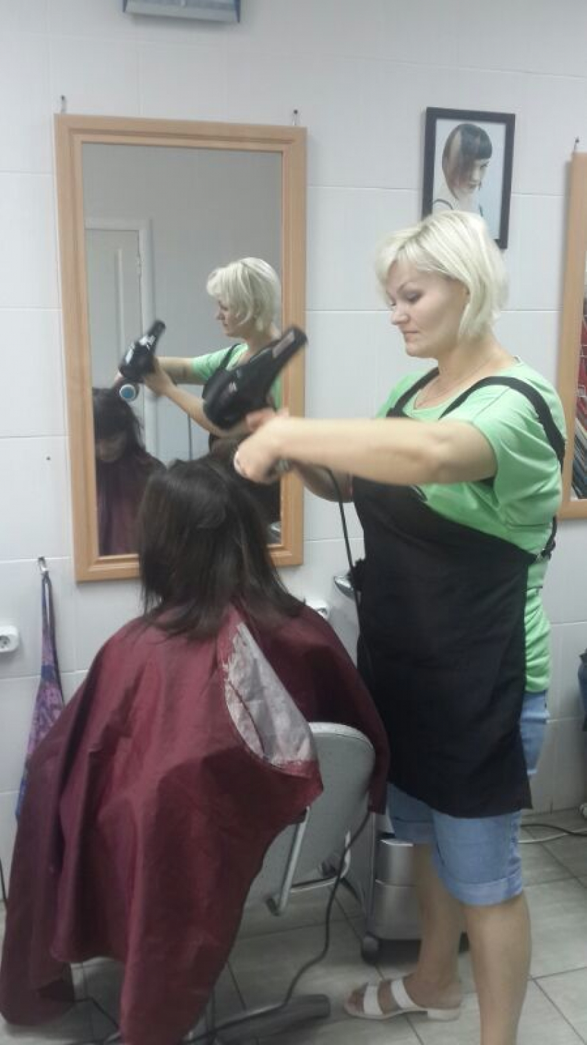 Волгодонские парикмахеры бесплатно обслуживают беженцев из лагеря в Цимлянске