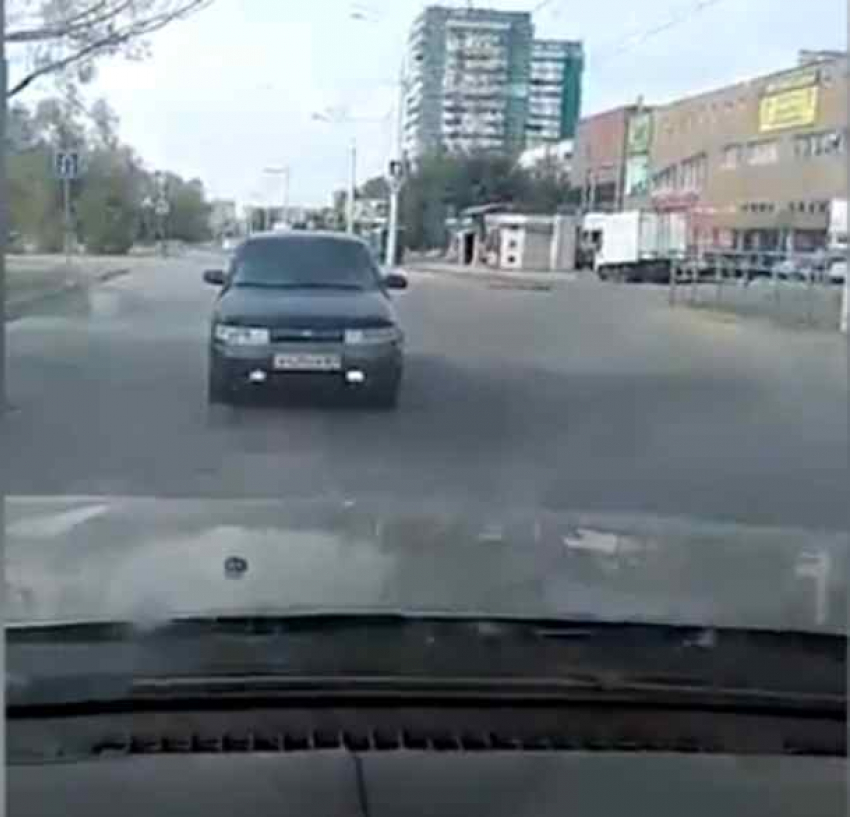 Волгодонской автолюбитель «выгнал» автомобиль со встречки 