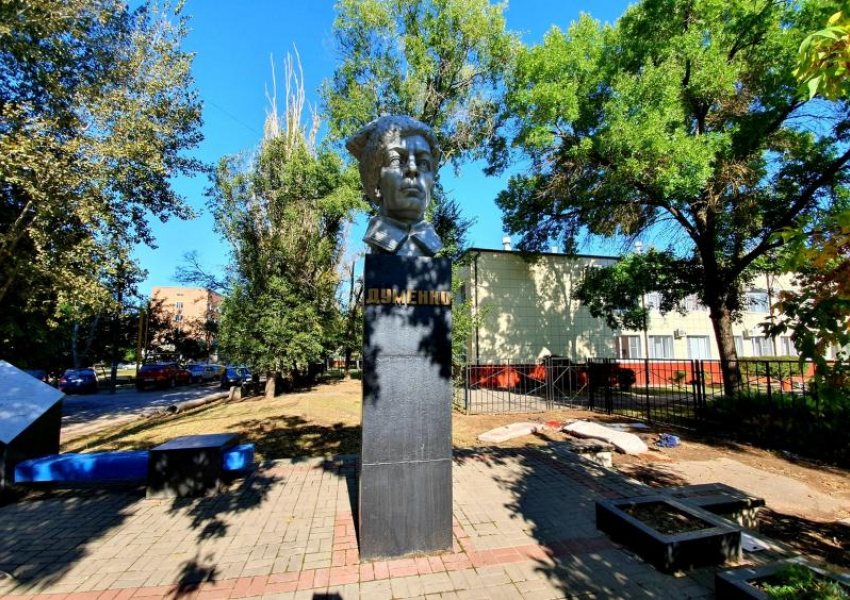 41 год назад в Волгодонске появился памятник  Борису Думенко
